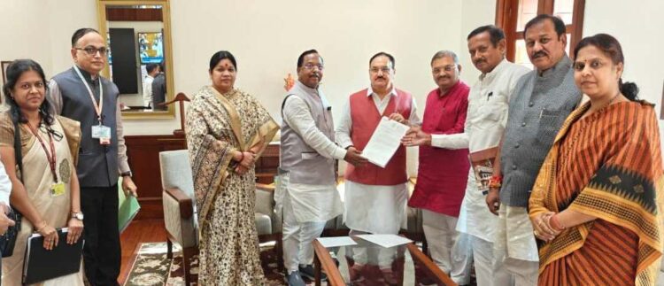 कृषि मंत्री  नेताम के नेतृत्व में छत्तीसगढ़ के सांसदों ने केन्द्रीय उर्वरक मंत्री से दिल्ली में की मुलाकात