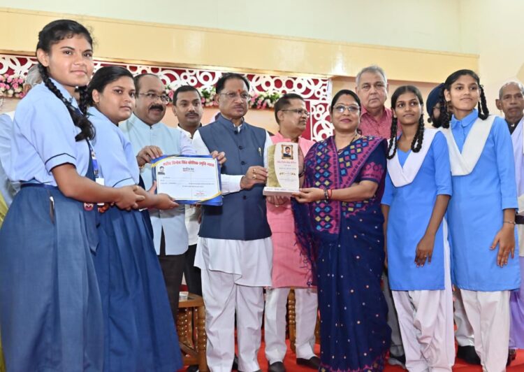 मुख्यमंत्री  विष्णुदेव साय शहीद विनोद सिंह कौशिक मेधावी छात्र अभिनंदन समारोह में शामिल, मेधावी छात्रों का बढ़ाया उत्साह
