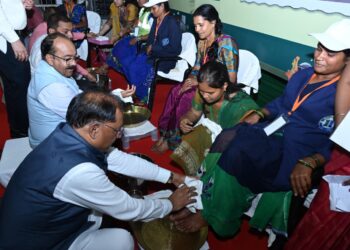 मुख्यमंत्री ने पैर पखारकर दिया सम्मान, भावुक हुईं स्वच्छता दीदियां – ‘जीवन में पहली बार इतना गर्व महसूस हुआ’