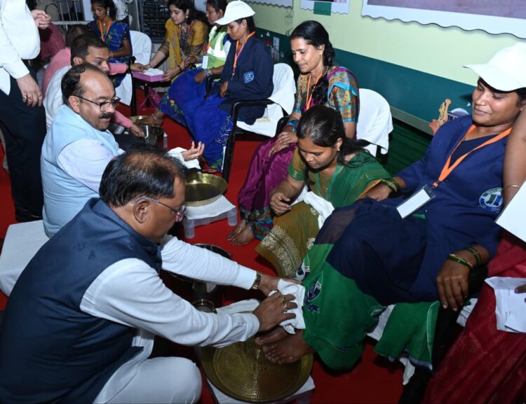 मुख्यमंत्री ने पैर पखारकर दिया सम्मान, भावुक हुईं स्वच्छता दीदियां – ‘जीवन में पहली बार इतना गर्व महसूस हुआ’