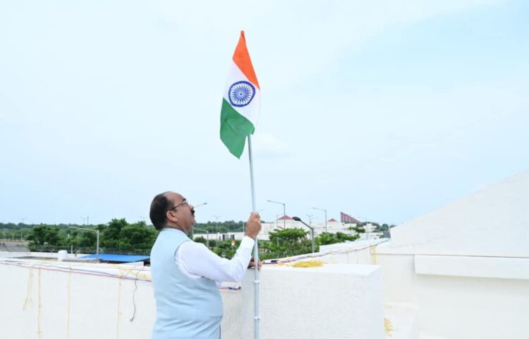 उप मुख्यमंत्री  अरुण साव ने ‘हर घर तिरंगा’ अभियान के तहत अपने निवास पर लगाया तिरंगा
