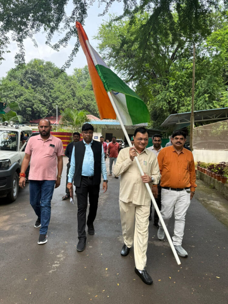 उद्योग मंत्री  देवांगन ने रायपुर निवास में तिरंगा फहराया