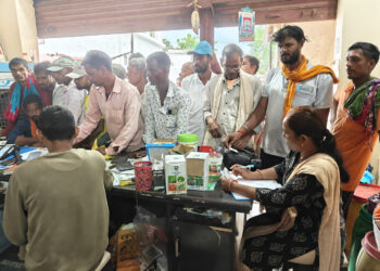 कृषि विभाग के अधिकारियों द्वारा निजी उर्वरक विक्रय केन्द्रों में किसानों को निर्धारित मूल्य पर उपलब्ध कराया जा रहा उर्वरक