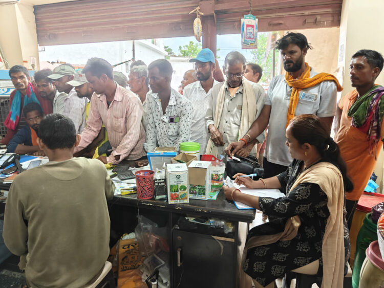 कृषि विभाग के अधिकारियों द्वारा निजी उर्वरक विक्रय केन्द्रों में किसानों को निर्धारित मूल्य पर उपलब्ध कराया जा रहा उर्वरक