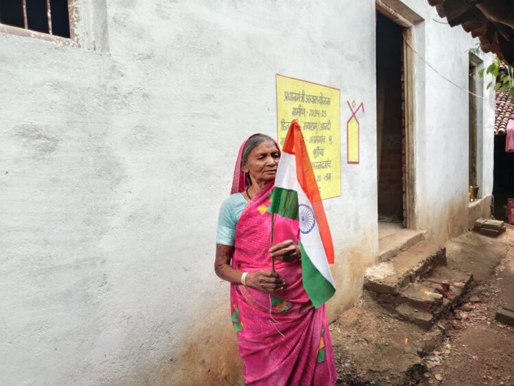 प्रधानमंत्री आवास योजना-ग्रामीण अंतर्गत निर्मित आवासों में फहराया जा रहा राष्ट्र ध्वज तिरंगा