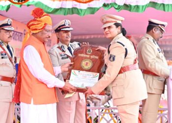 स्वतंत्रता दिवस समारोह: मुख्यमंत्री ने 35 पुलिस अधिकारियों एवं जवानों को पुलिस पदकों से किया सम्मानित
