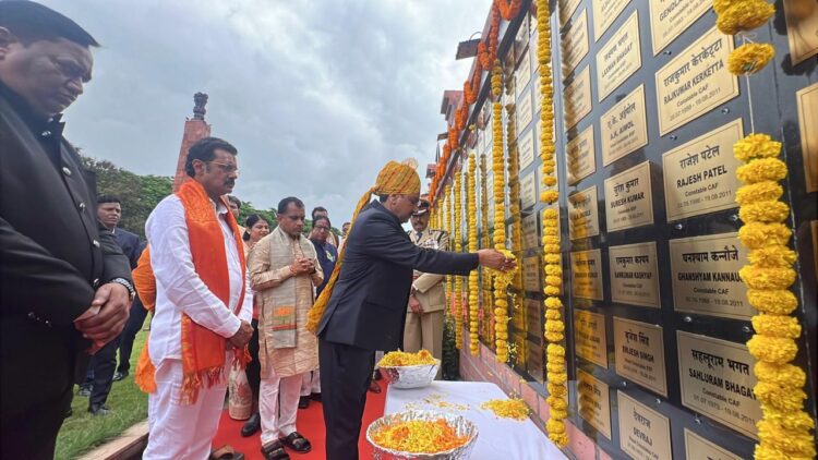 केन्द्रीय राज्य मंत्री ने अमर वाटिका में पुष्प चक्र अर्पित कर शहीदों को किया नमन