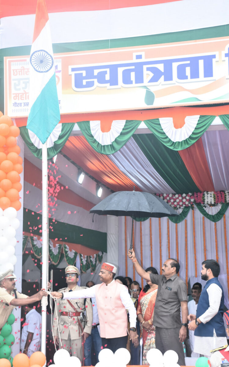 मंत्री  केदार कश्यप ने ध्वजारोहण कर परेड की ली सलामी