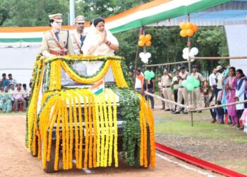 सांसद श्रीमती कमलेश जांगड़े जिला स्तरीय समारोह में ध्वजारोहण कर परेड की ली सलामी