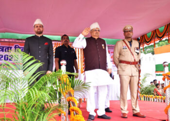 विधानसभा अध्यक्ष डॉ. रमन सिंह ने ध्वजारोहण कर परेड की सलामी ली