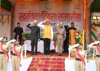 सांसद बृजमोहन अग्रवाल ने पण्डित चक्रपाणी शुक्ल हाई स्कूल मैदान में किया ध्वजारोहण