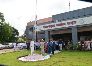 सरगुजा संभागायुक्त नरेंद्र दुग्गा ने संभाग आयुक्त कार्यालय में किया ध्वजारोहण