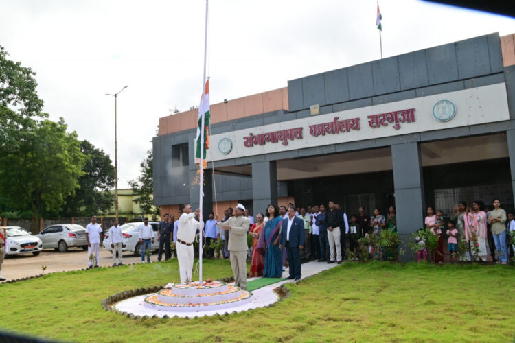 सरगुजा संभागायुक्त नरेंद्र दुग्गा ने संभाग आयुक्त कार्यालय में किया ध्वजारोहण