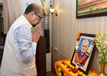 राज्यपाल  डेका ने पूर्व प्रधानमंत्री बाजपेयी की पुण्यतिथि पर दी श्रद्धांजलि