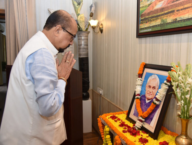 राज्यपाल  डेका ने पूर्व प्रधानमंत्री बाजपेयी की पुण्यतिथि पर दी श्रद्धांजलि