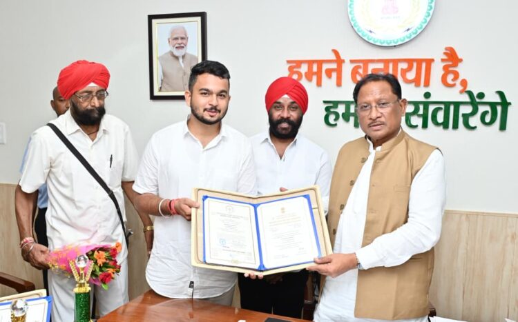 मुख्यमंत्री विष्णु देव साय से राष्ट्रपति सम्मान से सम्मानित देवाशीष और मनतृप्त कौर ने की सौजन्य मुलाकात