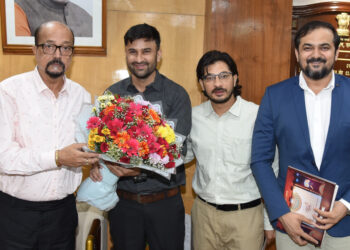 राज्यपाल  डेका से स्किल्स शाला फाउंडेशन के संचालक ने की सौजन्य भेंट