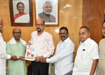 राज्यपाल  डेका से सहकार भारती संस्था छत्तीसगढ़ के महासचिव ने की सौजन्य भेंट