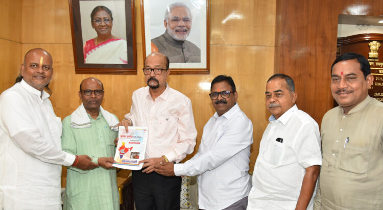 राज्यपाल  डेका से सहकार भारती संस्था छत्तीसगढ़ के महासचिव ने की सौजन्य भेंट