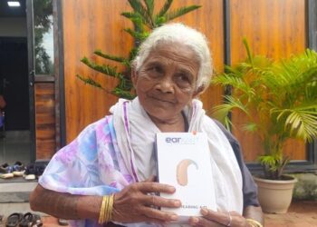 श्रवणदोष से पीड़ित चाका बाई को मिला श्रवण यंत्र