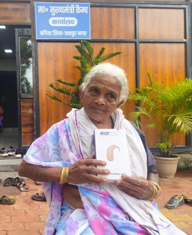 श्रवणदोष से पीड़ित चाका बाई को मिला श्रवण यंत्र