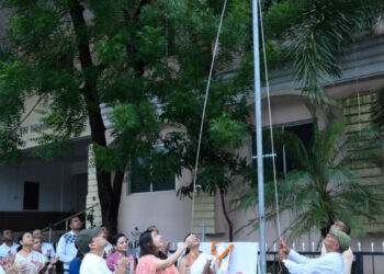 जिला पंचायत सीईओ ने संयुक्त जिला कार्यालय प्रांगण में किया ध्वजारोहण