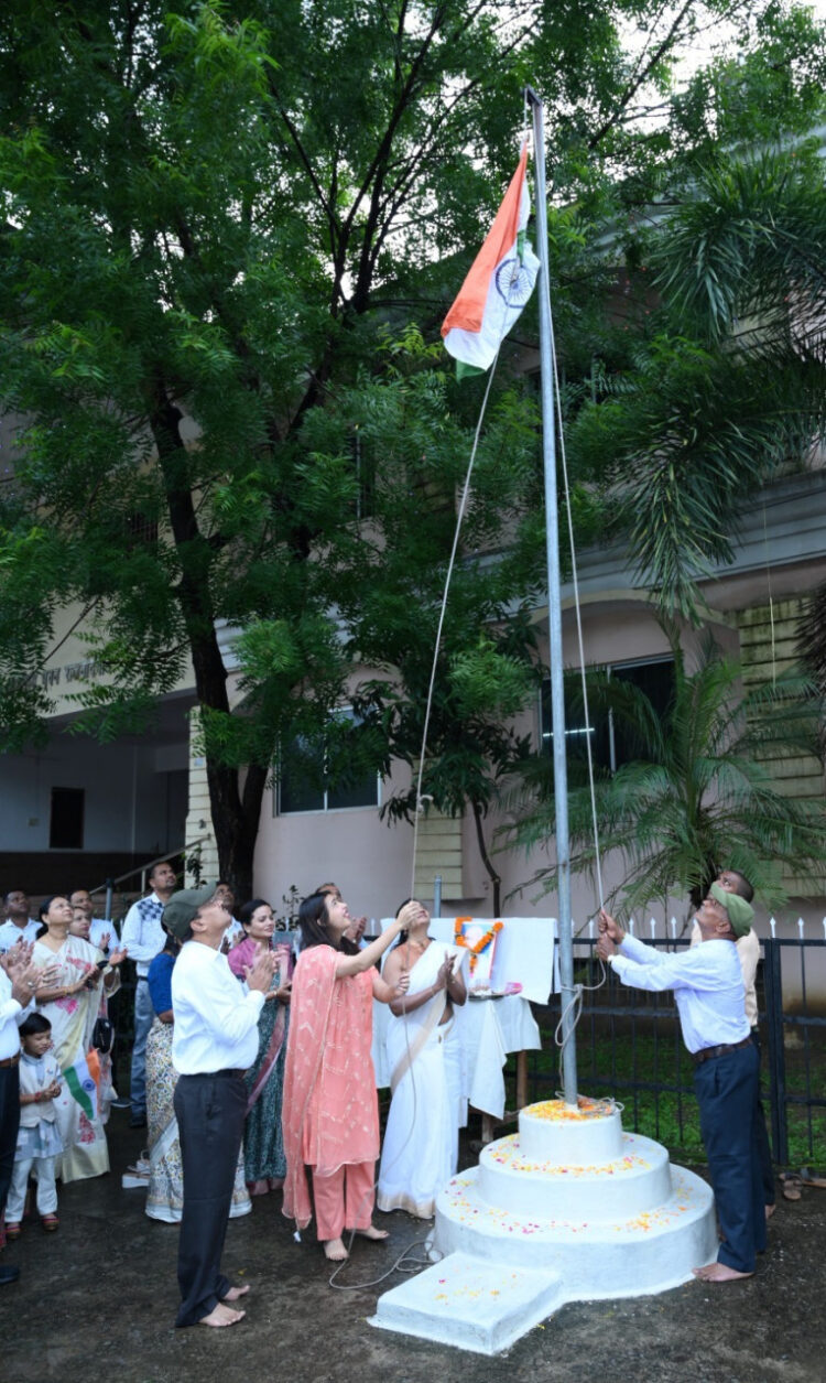 जिला पंचायत सीईओ ने संयुक्त जिला कार्यालय प्रांगण में किया ध्वजारोहण