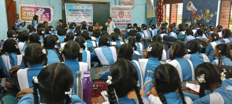 छत्तीसगढ़ रजत महोत्सव – शासकीय उच्चतर माध्यमिक विद्यालय हरडुवा की छात्राओं को दी गई बेटी बचाओ बेटी पढ़ाओ की जानकारी