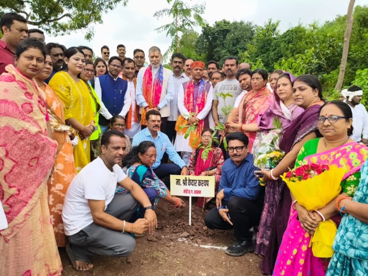 वन मंत्री  कश्यप ने पौधा रोपित कर किया ‘वूमन फॉर ट्री’ अभियान का शुभारंभ