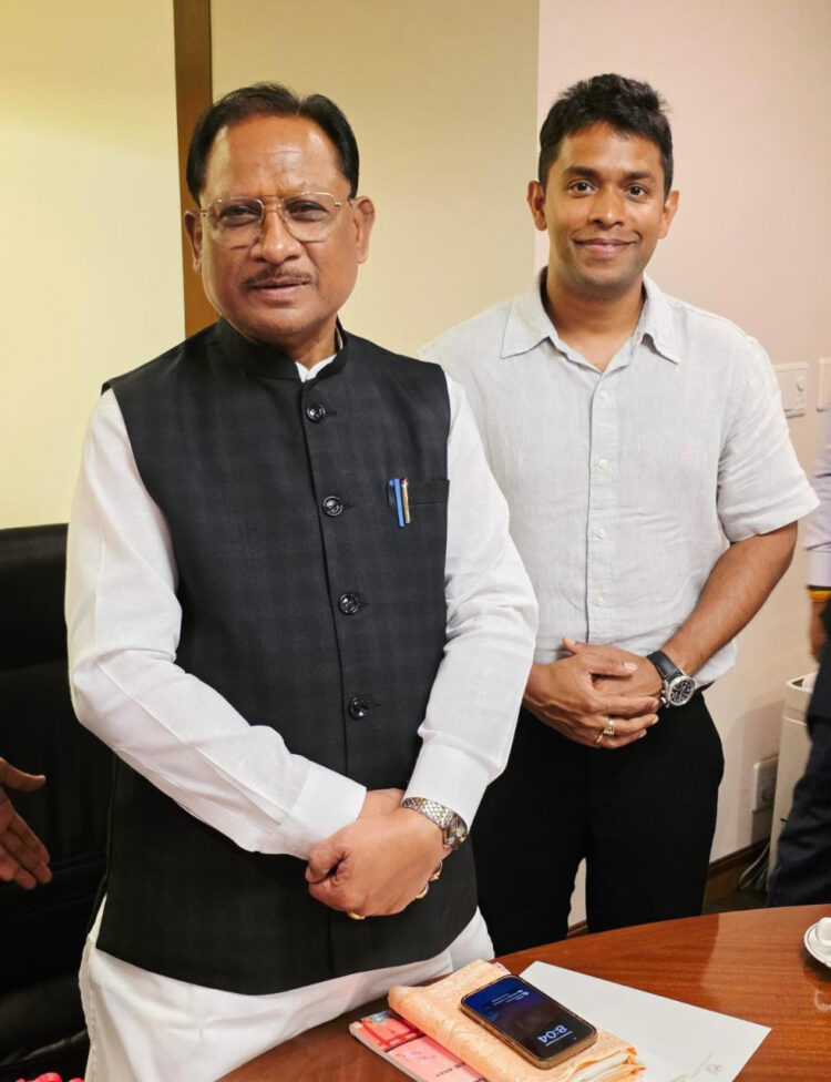 बस्तर के होनहार अविनाश तिवारी से टोक्यो में मिले मुख्यमंत्री  विष्णुदेव साय : छत्तीसगढ़ में उद्योग स्थापना को लेकर हुई सकारात्मक चर्चा