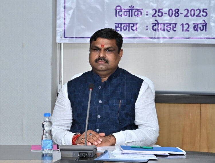 शिक्षा विभाग के अधिकारी शिक्षण कार्य को सर्वोच्च प्राथमिकता दें : मंत्री  गजेन्द्र यादव