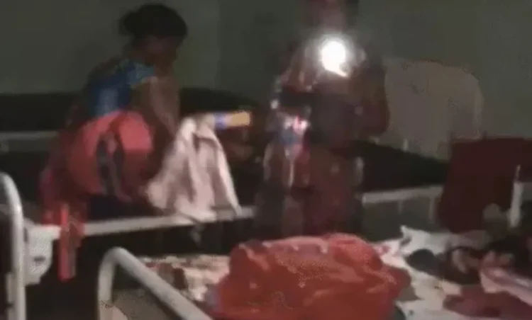 बिलासपुर में लापरवाही की इंतहा! टॉर्च की रोशनी में कराई गई महिला की डिलीवरी