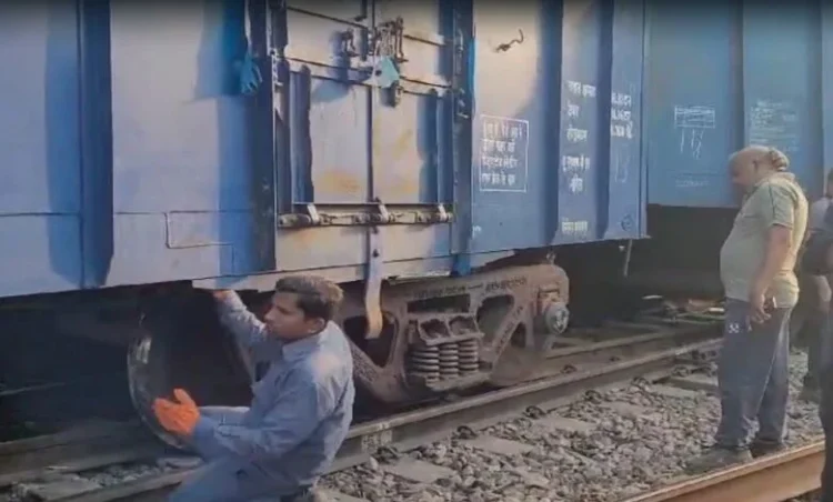 ट्रेन हादसा! मालगाड़ी के चक्के पटरी से उतरे, मौके पर पहुंची अधिकारियों की टीम