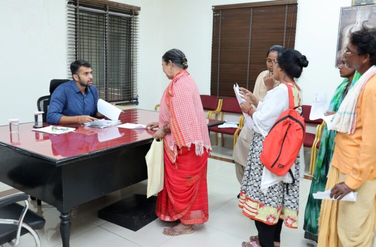 *कलेक्टर ने जनदर्शन में सुनी आमजनों की समस्याएं, अधिकारियों को त्वरित एवं गुणवत्तापूर्ण निराकरण के निर्देश