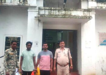 *मारपीट मामले के फरार दो आरोपी चढ़े कोतवाली पुलिस के हत्थे, चाकू-डंडा जप्त कर हत्या के प्रयास मामले में भेजा गया जेल*