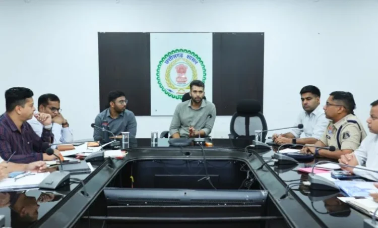 चक्रधर समारोह के सफल आयोजन हेतु सभी अधिकारी अपने दायित्वों का गंभीरतापूर्वक करें निर्वहन-कलेक्टर