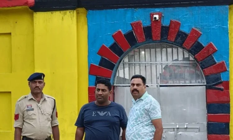 रायगढ़ पुलिस की विशेष टीम ने दिल्ली में फरार वारंटी लक्ष्मेश्वर ठाकुर को किया गिरफ्तार