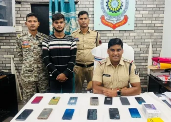 घरघोड़ा पुलिस की बड़ी कार्यवाही, मोबाइल चोरी का खुलासा – तीन आरोपी गिरफ्तार, डेढ़ लाख कीमत के 19 मोबाइल और नगदी बरामद