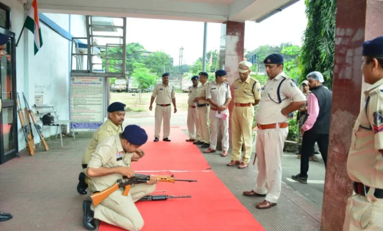 पुलिस अधीक्षक ने किया पूंजीपथरा थाने का वार्षिक निरीक्षण, कहा – “थाना आने वाले पीड़ित से सकारात्मक व्यवहार करें”
