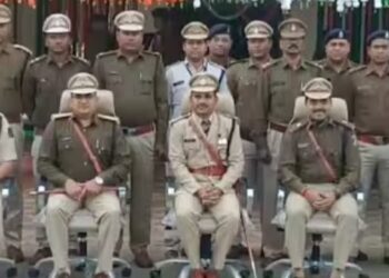 नक्सल प्रभावित पूवर्ती गांव पहुँचे कलेक्टर  ध्रुव एवं एसपी  चव्हाण