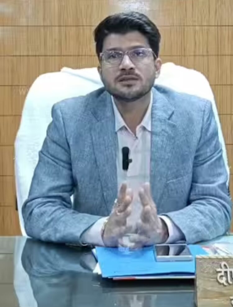 कलेक्टर ने की खाद भण्डारण व वितरण की समीक्षा