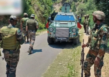 LoC पर घुसपैठ की कोशिश नाकाम; सुरक्षाबलों ने बॉर्डर पर ही दो आतंकी को मार गिराया…