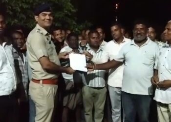 रासायनिक खाद की समस्या को लेकर किसान संघ ने सरकार के खिलाफ प्रदर्शन करते हुए कलेक्टर के नाम ज्ञापन सौंपा