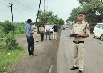 अमलीभौना बाबाधाम रोड पर हुई सड़क दुर्घटना की जांच के लिए पुलिस, परिवहन, पीडब्ल्यूडी और स्वास्थ्य विभाग की संयुक्त टीम का निरीक्षण