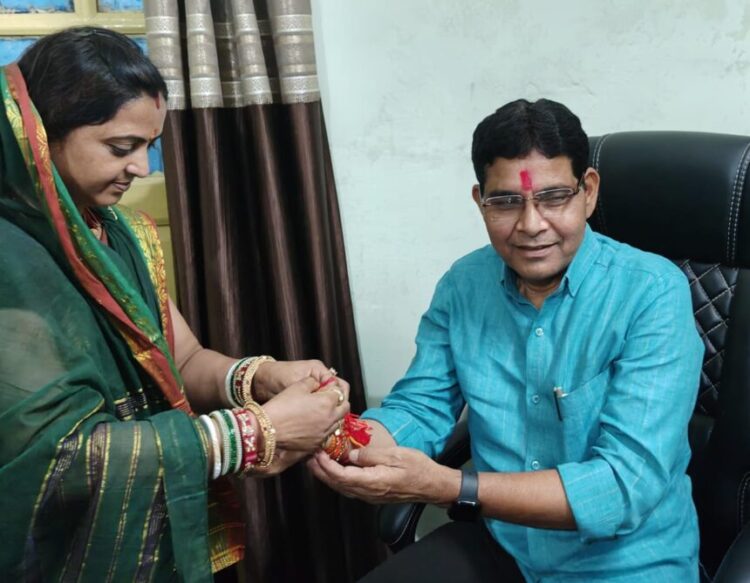 मंत्री टंकराम वर्मा की कलाई में नपा अध्यक्ष चन्द्रकला वर्मा ने बांधी स्नेह की डोरी तिल्दा