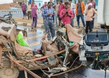 भीषण सड़क हादसा… ट्रक और ऑटो की आमने-सामने भिड़ंत में 6 लोगों की दर्दनाक मौत…