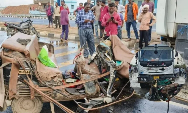 भीषण सड़क हादसा… ट्रक और ऑटो की आमने-सामने भिड़ंत में 6 लोगों की दर्दनाक मौत…