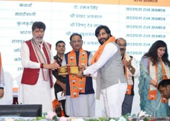 मुख्यमंत्री निवास में आयोजित उत्कृष्ट सदस्यता सम्मान समारोह में आरंग विधायक गुरु खुशवंत साहेब जी को सदस्यता रत्न सम्मान से नवाजा गया