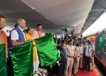 रायपुर-जबलपुर के बीच शुरू हुई इंटरसिटी ट्रेन सेवा, सीएम साय ने हरी झंडी दिखाकर किया रवाना