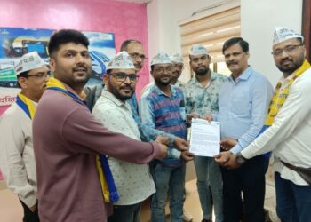 यात्री ट्रेनें रद्द करने पर आम आदमी पार्टी ने SECR रेलवे को सौंपा ज्ञापन